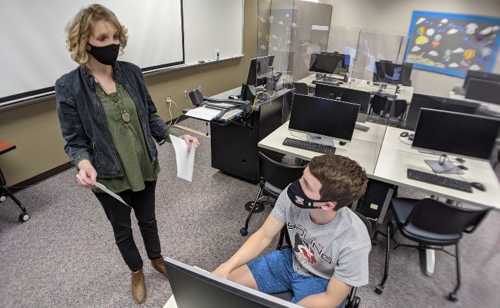 Kari Kaufman advises a student in the Student Services computer lab